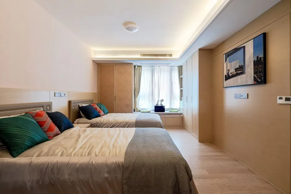 Giường ngủ tân cổ điển nền nã với thanh sắt đúc trang trí, ga giường cotton cao cấp mềm mịn Giường ngủ tân cổ điển nền nã với thanh sắt đúc trang trí, ga giường cotton cao cấp mềm mịn