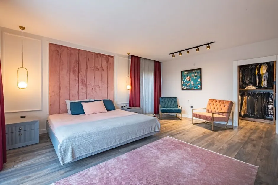 Giường ngủ kích thước king size với thiết kế đầu giường uốn cong tinh tế