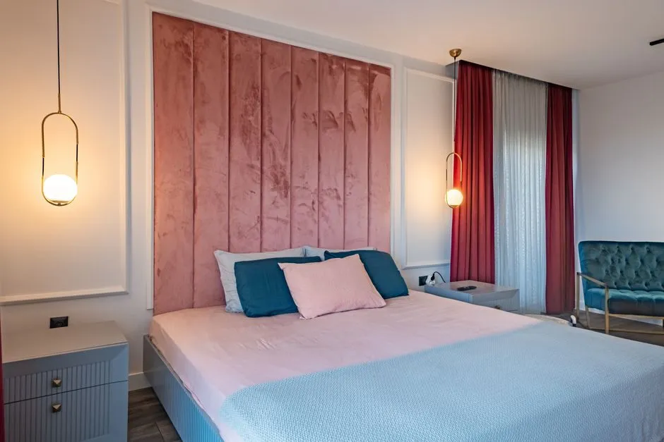 Giường ngủ với pano đầu giường gỗ khảm tạo phong cách luxury cho phòng