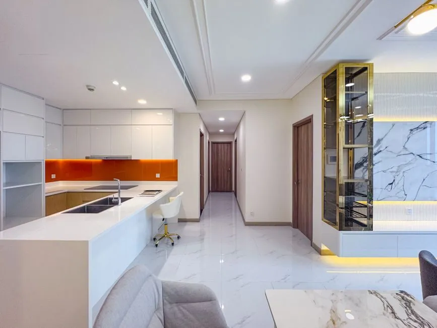 Không gian mở với vách ngăn kính và nội thất liền mạch sang trọng
