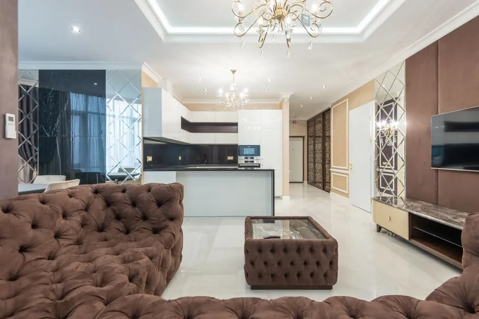 Phòng làm việc với bàn giám đốc gỗ óc chó và kệ trang trí đẳng cấp