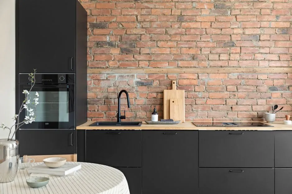 Tủ bếp gỗ công nghiệp màu tối kết hợp với phụ kiện inox thẩm mỹ