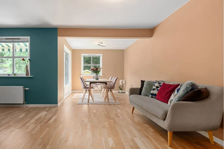 Phòng làm việc tại nhà với tone màu trung tính và sofa da màu kem