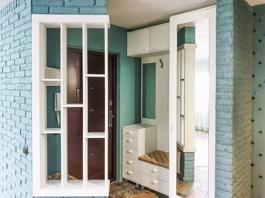Vách tủ kín ngăn sảnh vào với phòng khách