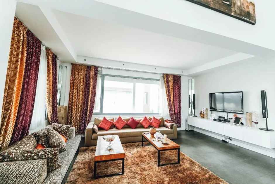 Trần thạch cao hình chữ nhật định vị khu vực sofa