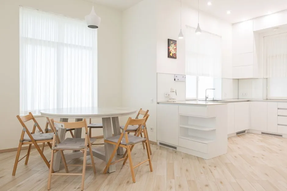 Góc ăn uống nhỏ gọn với bàn gấp và ghế xếp trong căn hộ
