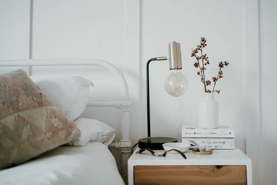 Đèn bàn trang trí góc đọc sách phòng ngủ