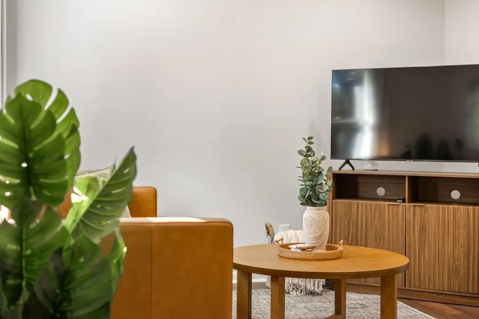 Kệ tivi gỗ tự nhiên vân nổi sang trọng