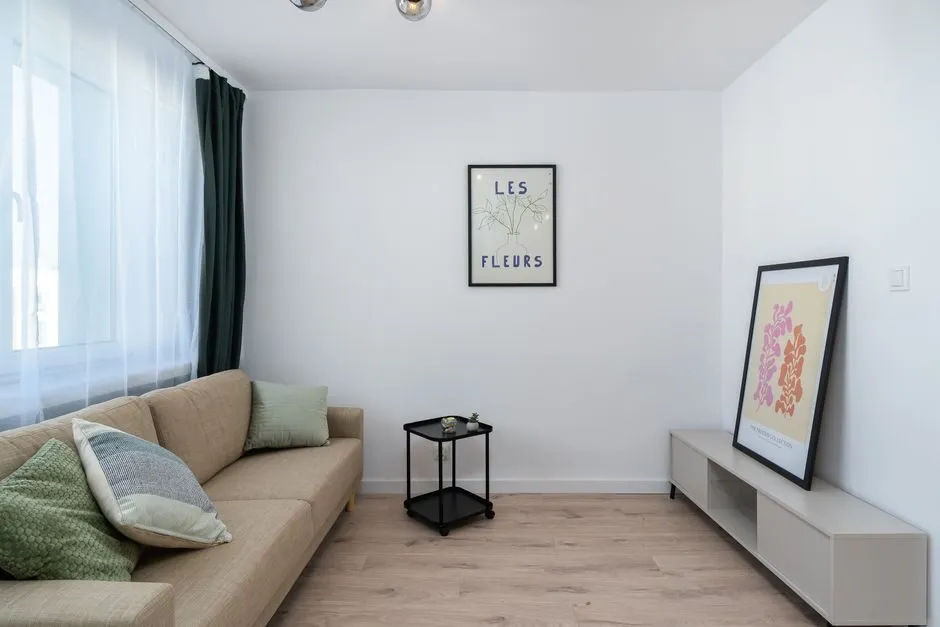 Sofa văng màu trung tính trong phòng khách căn hộ nhỏ