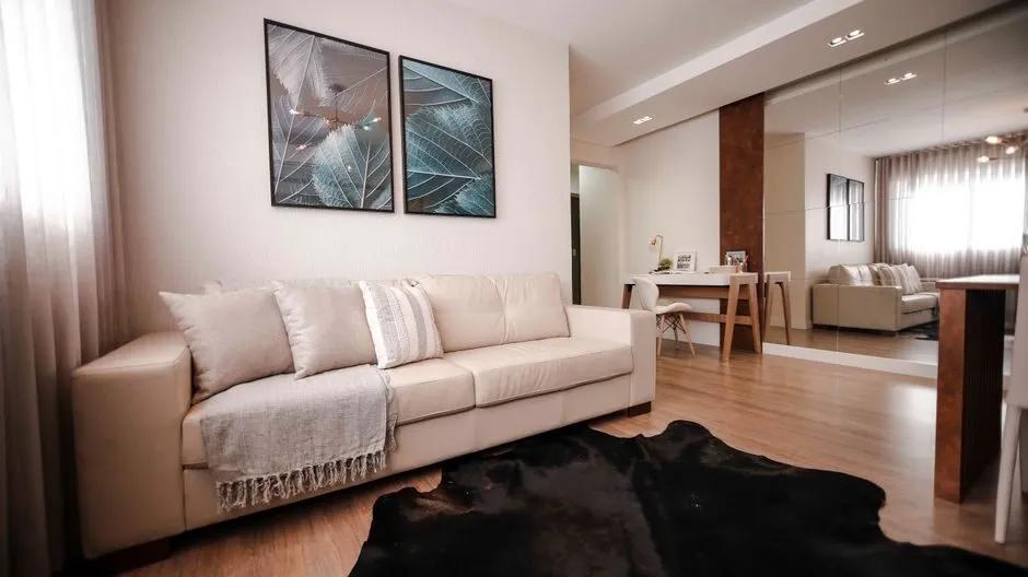 Sofa vải màu be trong phòng khách nhiều ánh sáng