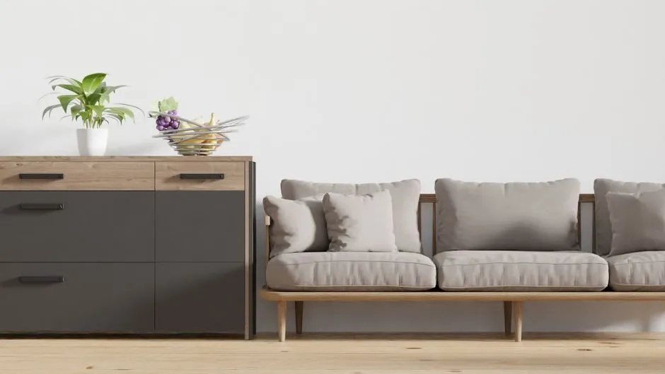 Sofa chân cao trong phòng khách tối giản lát sàn gỗ
