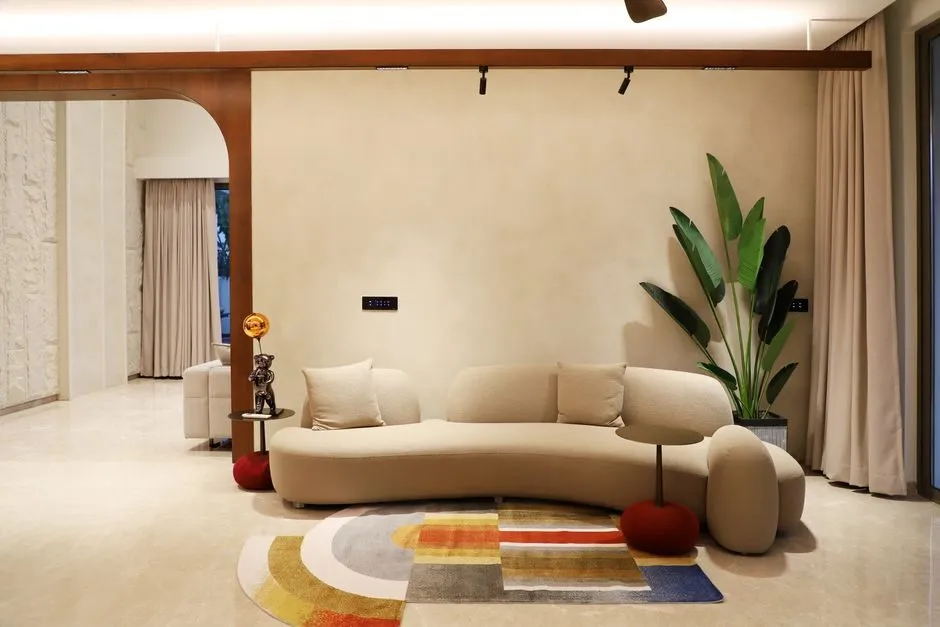 Sofa cong màu kem trong phòng khách hiện đại
