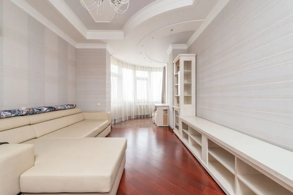 Trần thạch cao giật cấp uốn lượn mềm mại trong phòng khách