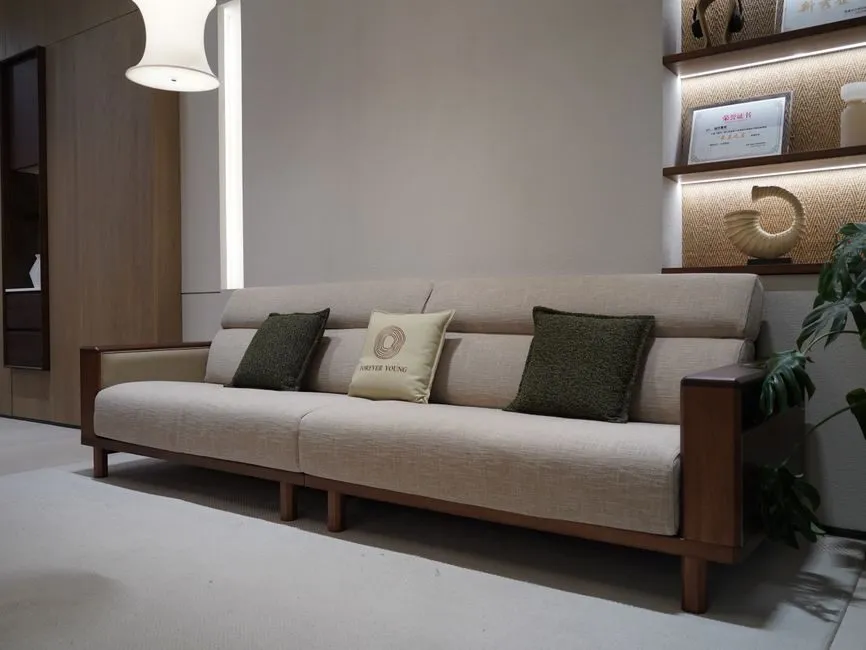 Sofa gỗ bố trí theo nguyên tắc phong thủy trong phòng khách