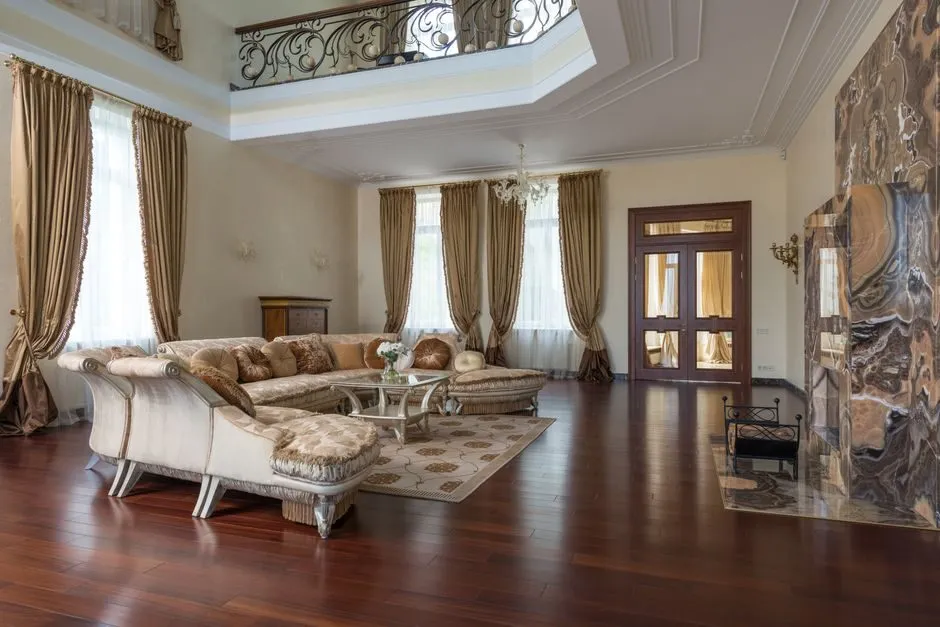 Sofa gỗ góc chữ L trong phòng khách rộng
