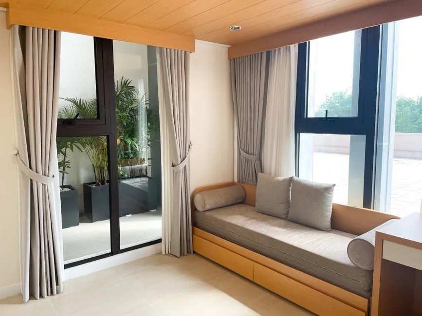 Sofa văng gỗ đơn giản trong phòng khách chung cư