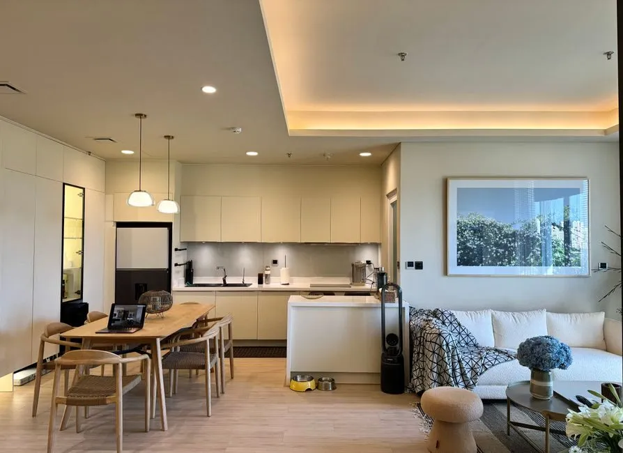 Phòng khách liền bếp mở trong thiết kế nội thất chung cư